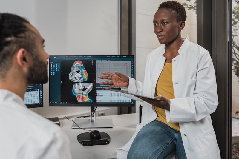 Médecin analysant des examens sur écrans
