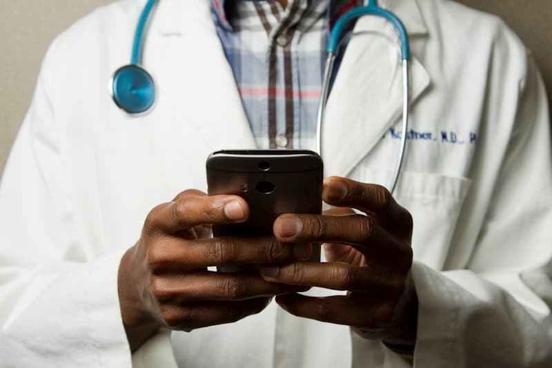 Médecin en téléconsultation sur smartphone