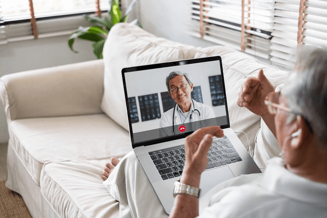 Patient âgé en téléconsultation, accès aux soins facilité
